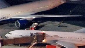 La nave de Scandinavian Airlines con su ala destruida.