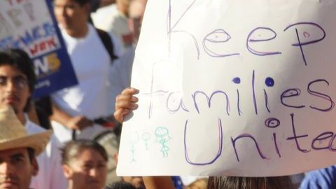 "Mantengan a las familias unidas", dice el cartel de esta chiquita también presente en la marcha de San José.