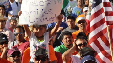 "Mantengan a las familias unidas", dice el cartel de esta chiquita también presente en la marcha de San José.