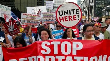 Las deportaciones y la reforma migratoria, temas presentes en Chicado durante la marcha del 1 de mayo.
