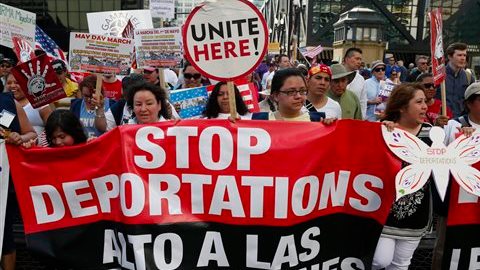 Las deportaciones y la reforma migratoria, temas presentes en Chicado durante la marcha del 1 de mayo.