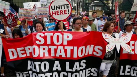 Las deportaciones y la reforma migratoria, temas presentes en Chicado durante la marcha del 1 de mayo.