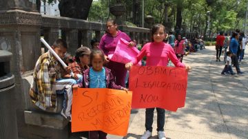 Dos niñas sostienen carteles en los que piden a Obama un alto a las deportaciones.