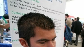 Un hispano se chequea la presión en una feria de salud en Los Angeles.