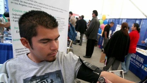 Un hispano se chequea la presión en una feria de salud en Los Angeles.