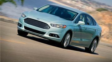 Autos como el Ford Fusion Hybrid son elegidas por ser de bajo consumo
