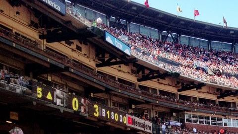 Espectadores durante partido de los Gigantes en el estadio AT&T de San Francisco.