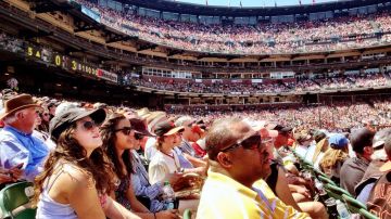 Espectadores durante partido de los Gigantes en el estadio AT&T de San Francisco.