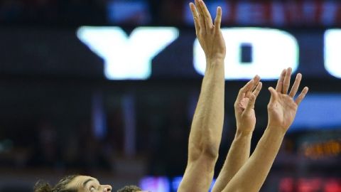 Joakim Noah (izq.) pelea el balón con Brook López en el sexto juego disputado ayer en el United Center de Chicago