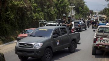 Soldados realizan puestos de registro en las carreteras hacia el municipio guatemalteco de Mataquescuintla, donde junto con otros  estados  el Gobierno de Guatemala decretó  el estado de sitio.