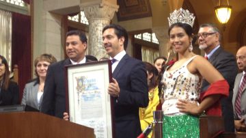 El Cónsul General de México en Los Ángeles recibió un reconocimiento de la ciudad en agradecimiento por su servicio diplomático, que concluye el próximo 31 de mayo.