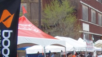 Mexicanos y personas de diferentes nacionalidades se unen a la celebración del Cinco de Mayo en varios barrios y suburbios.