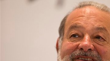 La presencia de Slim en el país causó el rechazo de un grupo de jóvenes que se manifestaron.