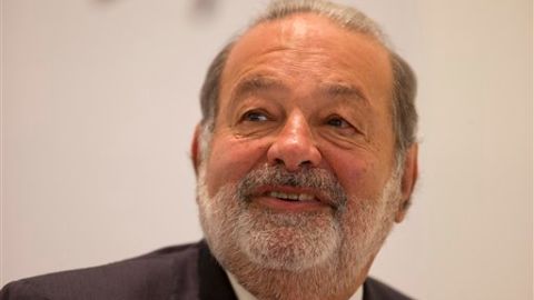 La presencia de Slim en el país causó el rechazo de un grupo de jóvenes que se manifestaron.