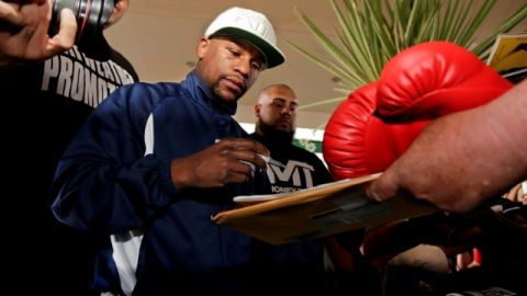 Floyd Mayweather Jr. se ha mostrado complaciente con los aficionados, a quienes firmó autógrafos e intercambió diálogos.