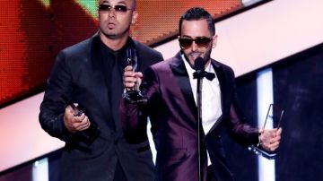Wisin (i) y Yandel muestran los galardones obtenidos en los Premios Billboard Latino en Coral Gables, Florida, el pasado 25 de abril de 2013.