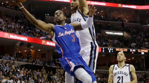 Chris Paul (3), de los Clippers, intenta anotar ante Jerryd Bayless.