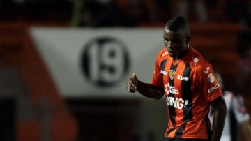 Jhon Córdoba conduce el balón ante la marca de Paulo Da Silva, del Pachuca, en juego de la fecha 17.