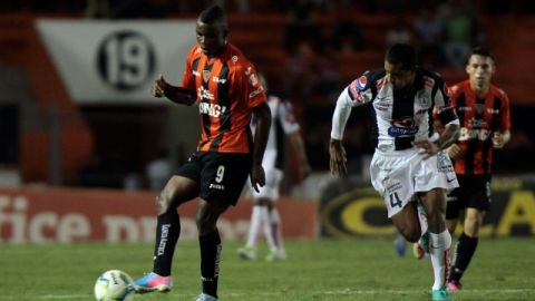 Jhon Córdoba conduce el balón ante la marca de Paulo Da Silva, del Pachuca, en juego de la fecha 17.