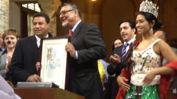 El concejal Huízar entrega un reconocimiento a Hayes-Bautista por su contribución a la celebración del 5 de Mayo.