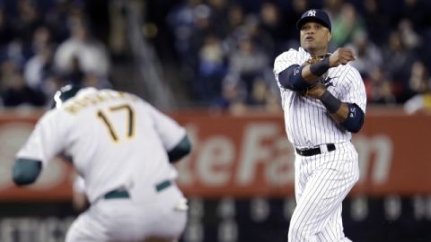 Robinson Canó (der.) saca en segunda a Adam Rosales, de Oakland, al inicio de una doble matanza en el quinto inning del juego de ayer.