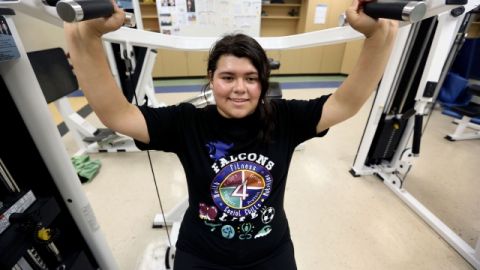 Daisy Villanueva, de 16 años, ha logrado perder ya 17 libras de peso con un régimen alimenticio especial y los ejercicios que hace todos los días.