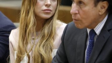 Lindsay Lohan  y su abogado Mark Heller  en la Corte Superior de Los Ángeles, en marzo.