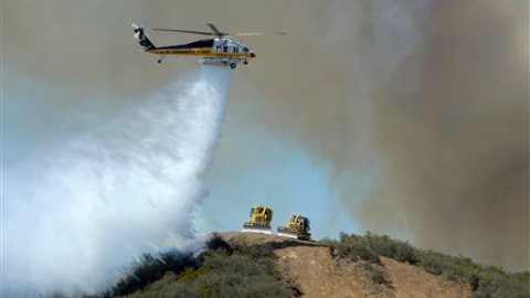 Aunque el incendio disminuye, continúa la orden de evacuación en Ventura.