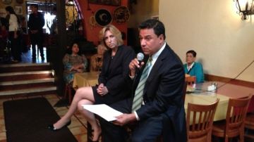 La candidata Wendy Greuel en un evento con el concejal José Huizar, uno de varios líderes latinos que respaldan su candidatura.