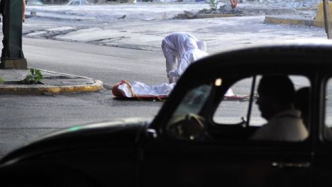 Agentes de la fiscalía y peritos recogieron del lugar más de 76 casquillos percutidos para fusiles AK-47 y R-15.