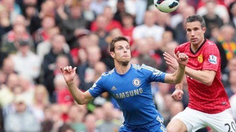 Robin van Persie, del Manchester United, disputa un baló con Cesar Azpilicueta, del Chelsea