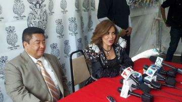 Gloria Trevi junto a Jaime Lucero, organizador del Festival Cinco de Mayo en Nueva York.