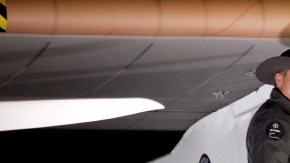 El fundador de Solar Impulse,   Andre Borschberg (izq.), saluda al piloto Bertrand Piccard al arribar ayer al aeropuerto de  Phoenix.