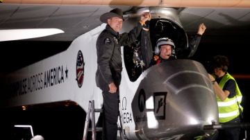 El fundador de Solar Impulse,   Andre Borschberg (izq.), saluda al piloto Bertrand Piccard al arribar ayer al aeropuerto de  Phoenix.