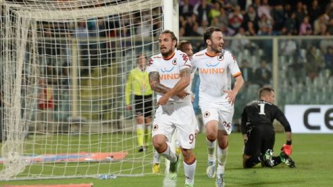 Daniel Osvaldo (9) celebra el gol de la Roma ante Fiorentina.