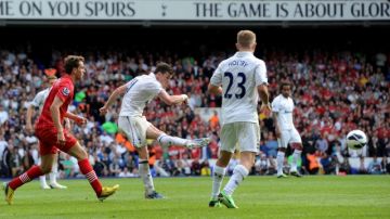 Gareth Bale remata de zurda para anotar el gol de la victoria del Tottenham Hospur  sobre el Southampton,  ayer en la Liga Premier.