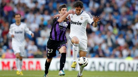 Kaká, autor de un gol, supera en velocidad a Víctor Pérez, en el choque de ayer en el Santiago Bernabéu.