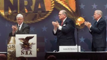 Los líderes de  NRA   aplauden al director  Wayne LaPierre cuando  acusó a 'las élites políticas y  la prensa' de atacarlos injustamente.