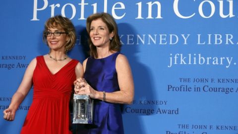 Gabrielle Giffords posa con Caroline Kennedy.