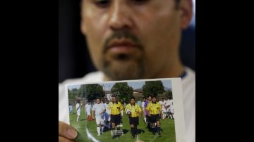 José López señala en esta foto a su cuñado Ricardo Portillo durante una conferencia de prensa, el pasado jueves, afuera del hospital.