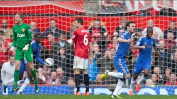El español Juan Mata (der.) corre a celebrar, tras anotar para Chelsea en el clásico de ayer en Old Trafford ante Manchester United.