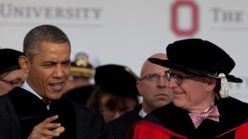 Barack Obama (i) con E. Gordon Gee,  rector de la Universidad Estatal de Ohio, en  Columbus, durante la ceremonia de graduación,  ayer.