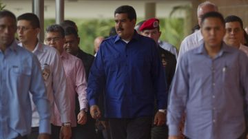 El gobernante de Venezuela, Nicolás Maduro (c), llega al CÍrculo Militar para la VII Cumbre de jefes de Estado y de Gobierno de Petrocaribe ayer, en Caracas.