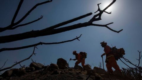 Bomberos trabajan en las montañas de Camarillo.