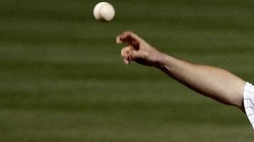 Scott Feldman colgó siete ceros, pero sufrió calambres y debió abandonar el juego.