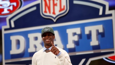 Geno Smith saluda tras ser seleccionado por los Jets.