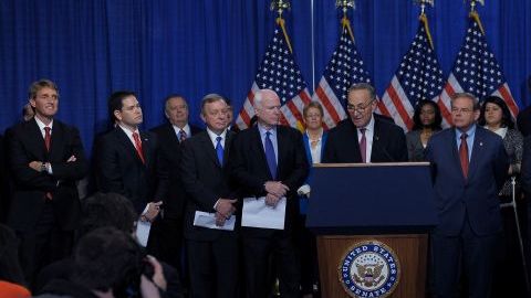 Senadores estadounidenses presentaron el mes pasado en el Capitolio los detalles del proyecto de reforma migratoria.