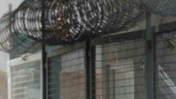 Familiares de heridos esperan noticias a las afueras de un hospital del DF.