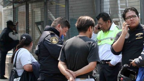 Familiares de heridos esperan noticias a las afueras de un hospital del DF.