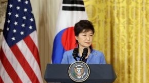 Obama y la líder de Corea del Sur, Park Geun-hye (izqda), durante la conferencia de prensa.